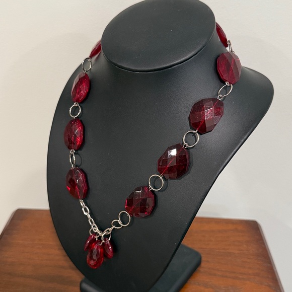Vintage Red faceted beaded statement necklace with dangle teardrop pendant beads - Picture 2 of 5